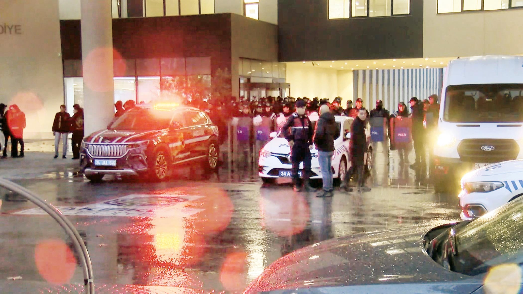 Gündemden Son Bilgiler: Bakırköy operasyonu... 63 şüpheli adliyede: Gelişmeler Takip Ediliyor