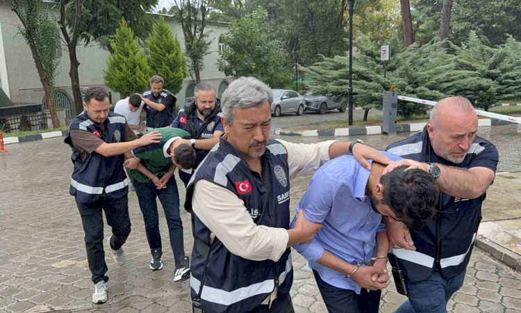 Ağlayan kadını fark eden Samsun polisinin operasyonu ile yakalanan 3 kişi hakkında tutuklama kararı verildi
