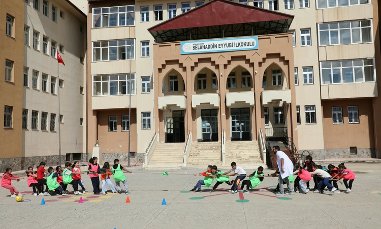 Ağrı'da 843 okulda düzenlenen etkinliklerde 85 bin 812 öğrenci oyun oynadı.: Gelişmeler Takip Ediliyor