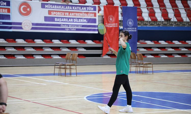 Son Gelişme: AĞRI'DA ANALİG BADMİNTON HEYECANI: 9 İLDEN SPORCULAR KÜRSÜ İÇİN YARIŞIYOR - Son Dakika Haberleri: