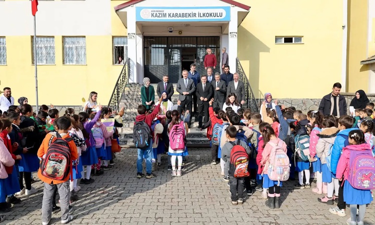 Ağrı Valisi Bozkurt, okullardaki spor sahası ve pansiyon çalışmalarını inceledi ve Merak Edilenler