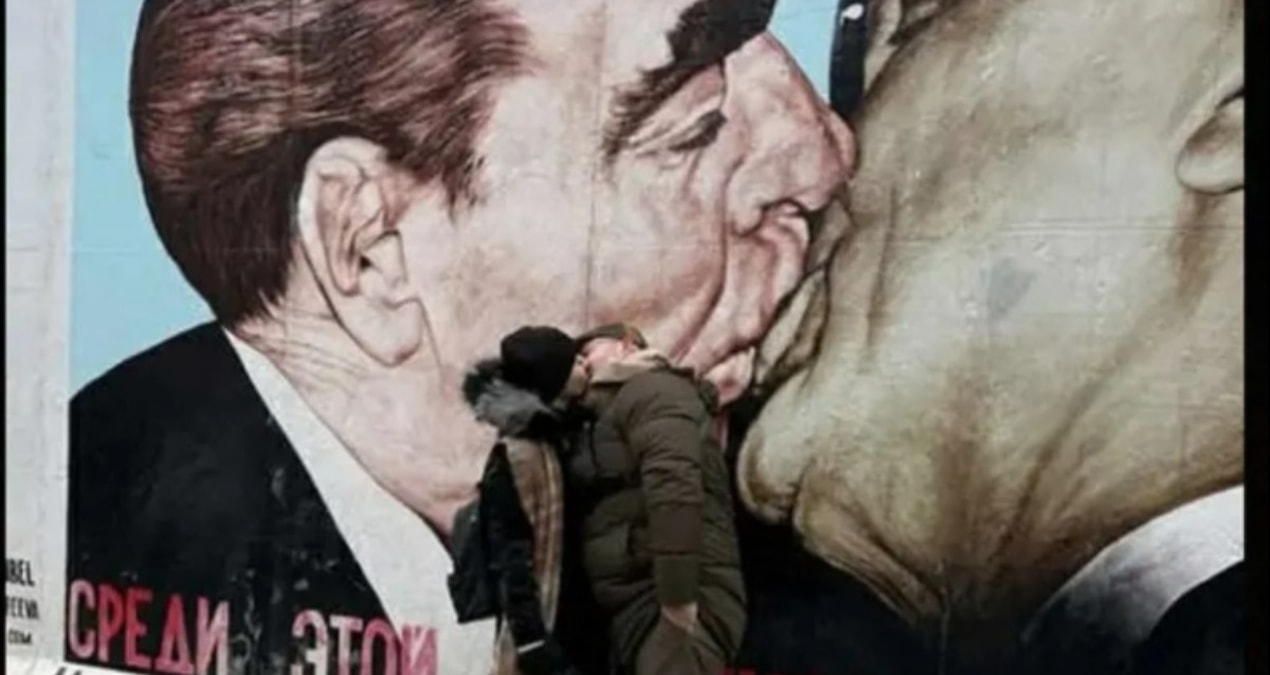 AKP’li Berlin’de eşini öptü, parti karıştı - Haberleri: Gelişmeler Takip Ediliyor