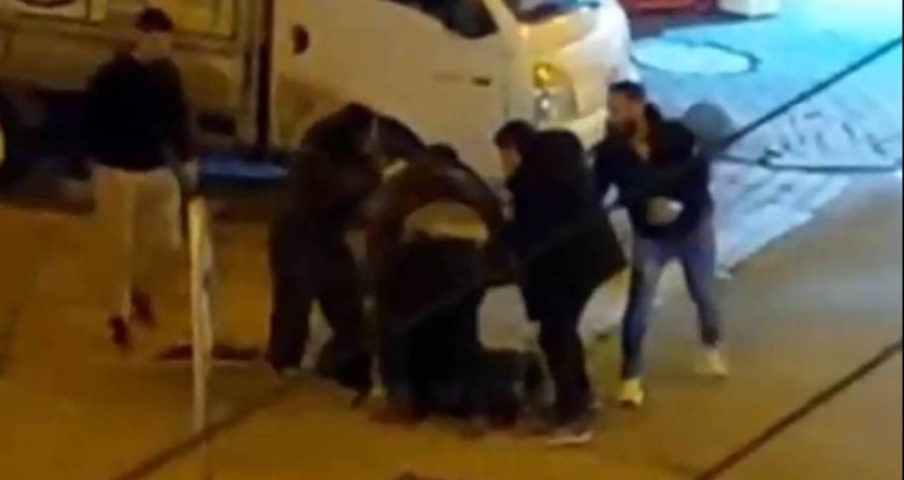 Akrabaların sokak ortasında kavgası kamerada - Son Dakika Haberleri: Gelişmeler Takip Ediliyor