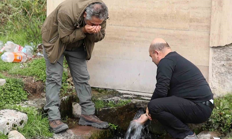 Aksaray Koçpınar'da çıkan sodalı su, böbrek taşına iyi geldiği söylenerek ilgi görüyor - Son Dakika Bilgileri