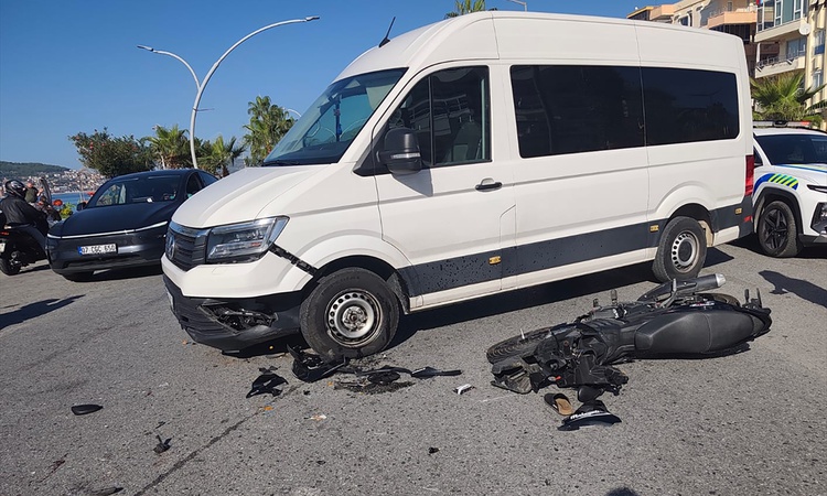 Alanya'da minibüsle çarpışan motosikletin 20 yaşındaki sürücüsü hastanede öldü: Gelişmeler Takip Ediliyor