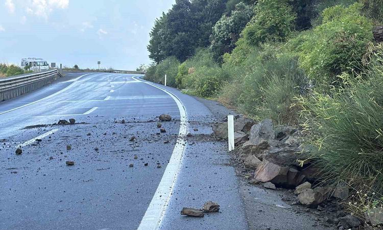 Sıcak Gündem: Alaplı-Akçakoca yolunda heyelan ulaşımı aksattı - Son Dakika Haberleri - Son Dakika Bilgileri