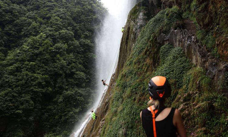 Gündemden Son Bilgiler: Albüm: Çin'in Guizhou eyaletinde şelale inişi macera tutkunlarının yeni gözdesi oldu -