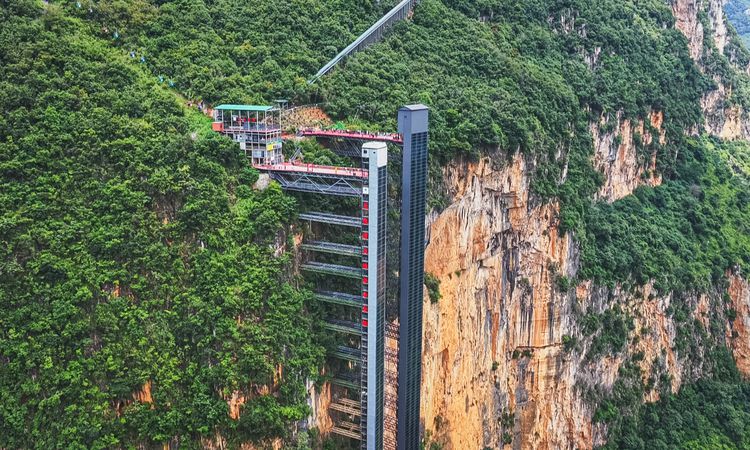 Son Gelişme: Albüm: Çin'in Yunnan eyaletindeki yeni uçurum asansörü öğrencilerin okula ulaşımını kolaylaştırac