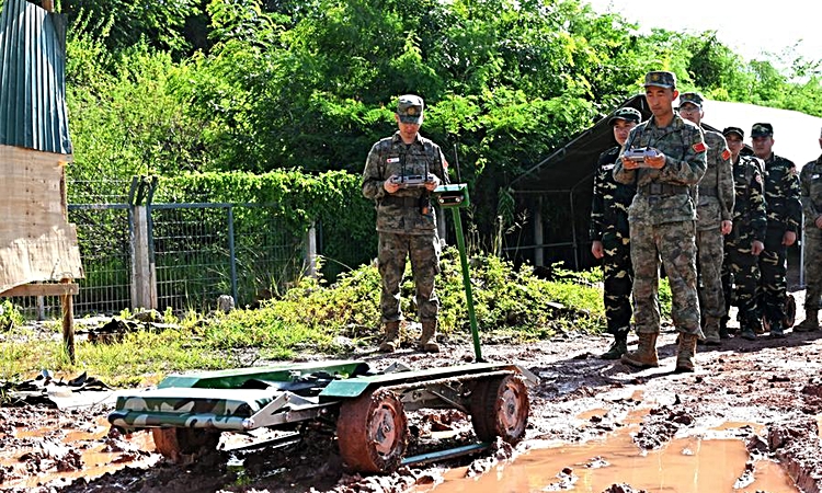 Albüm: Çin-Laos ortak kurtarma tatbikatında insansız ekipmanlar ve robot köpekler kullanıldı