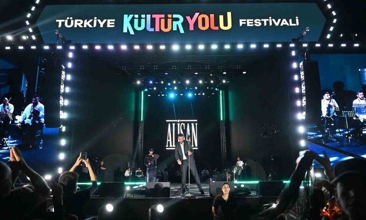 Alişan, Nevşehir Kültür Yolu Festivali'nde coşkulu bir konser verdi - Son Dakika - Son Dakika Bilgileri