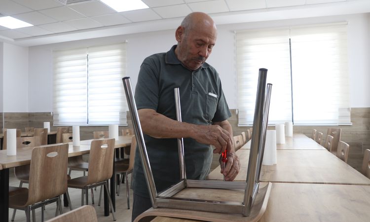 Alzheimer hastası, tedavi gördüğü merkezin gönüllü tamircisi oldu ve Merak Edilenler