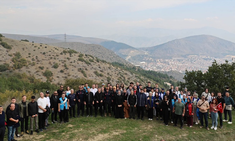 Amasya'da Cumhuriyet'in 103. yılı için 900 rakımlı tepeye yürüyüş yapıldı ve Merak Edilenler
