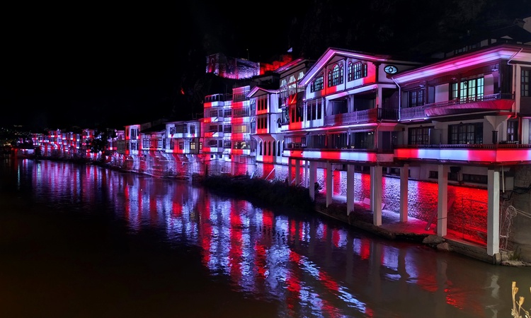 Amasya'da tarihi yapılar Cumhuriyet'in 103. yıl dönümünde kırmızı beyaza aydınlatıldı