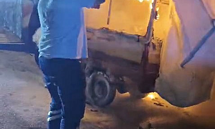Ambulans şoförünün, 3 tekerli motosikletteki yangına müdahale ettiği anlar kamerada - Son Dakika Bilgileri