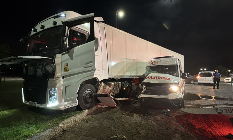 Son Gelişme: Ambulansla TIR çarpıştı; 3’ü sağlıkçı, 6 yaralı - Son Dakika Haberleri