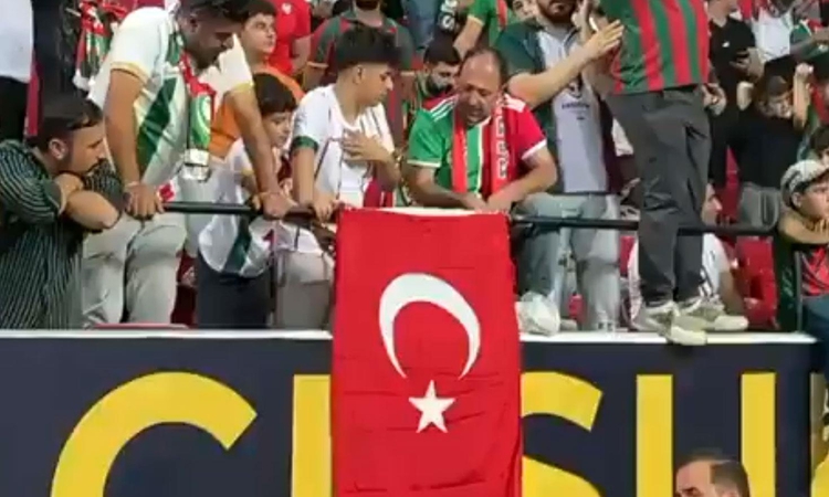 Amedspor tribünlerinde Türk bayrakları dalgalandı | İşte Tüm Ayrıntılar