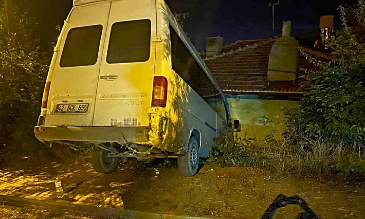 Ankara Elmadağ'da el freni çekilmemiş minibüs duvara çarptı, evde çatlak oluştu | İşte Tüm Ayrıntılar