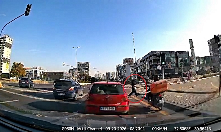 Ankara Etimesgut'ta motosiklet kadına çarptı; 2 yaralı, kaza araç kamerasına yansıdı: Gelişmeler Takip Ediliyo