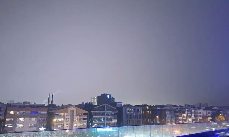 Ankara'da gök gürültülü sağanak trafiği aksattı, şimşekler cep telefonuyla kaydedildi