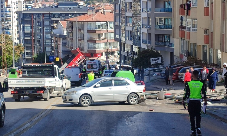 Ankara Mamak'ta iddiaya göre freni boşalan kamyonet 3 araca ve 2 direğe çarptı