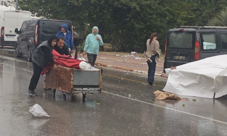 Antalya'da ani fırtına semt pazarında tenteleri yere serdi, esnaf zor anlar yaşadı: Gelişmeler Takip Ediliyor