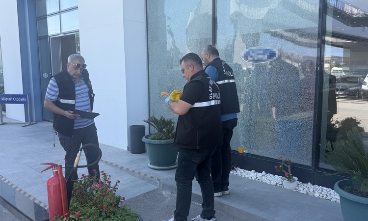 Antalya Kepez'de oto galeriye silahlı saldırı iddianamesinde 13 sanığa ceza istendi: Gelişmeler Takip Ediliyor