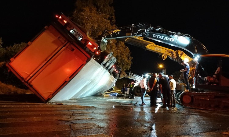 Antalya Manavgat'ta devrilen tırın altında kalan 2 kişi öldü, 1 kişi yaralandı | İşte Tüm Ayrıntılar