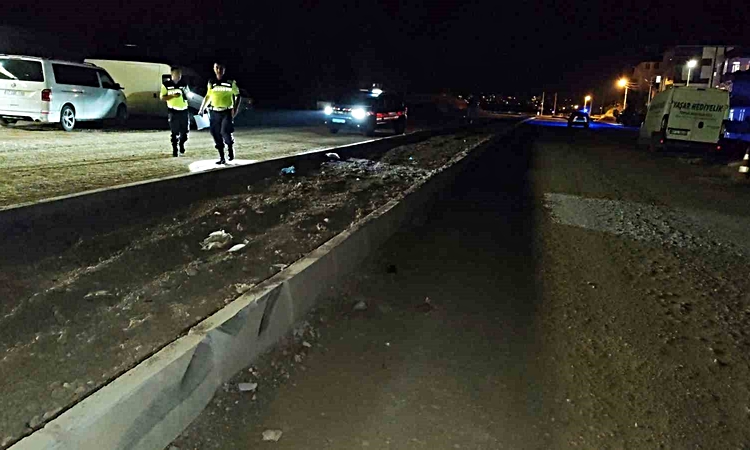 Antalya Manavgat'ta otomobil refüj bordürüne çarparak durdu, sürücü yaralandı: Gelişmeler Takip Ediliyor