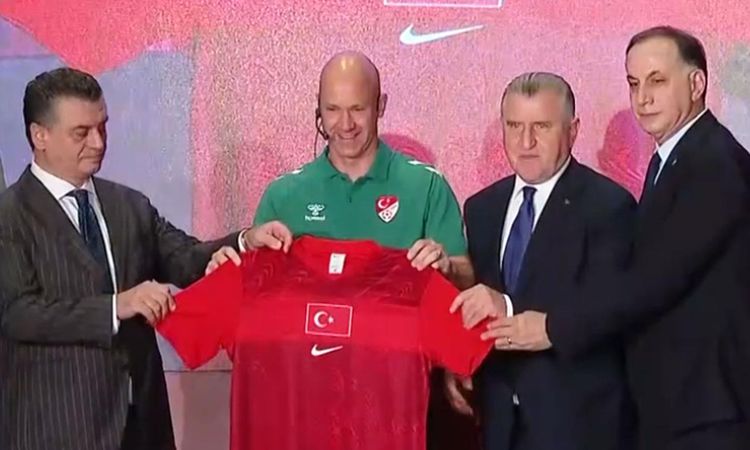 Son Gelişme: Anthony Taylor'a Milli Takım forması hediye edildi! Herkes aynı detaya takıldı - Son Dakika Haber