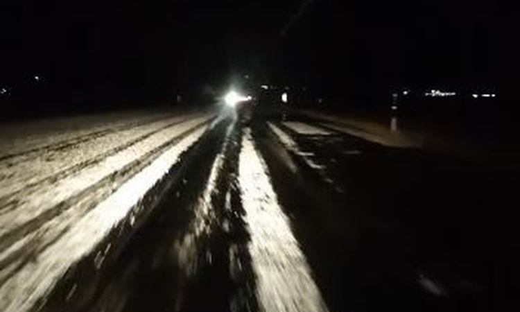 Ardahan-Kars karayolu dolu yağışıyla beyaza büründü, trafik zaman zaman yavaşladı