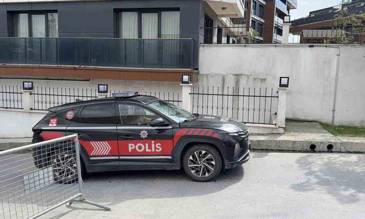 Arnavutköy'de annesiyle tartışan kadın, kaldırım taşıyla İETT durağının camını kırdı - Son Dakika Bilgileri
