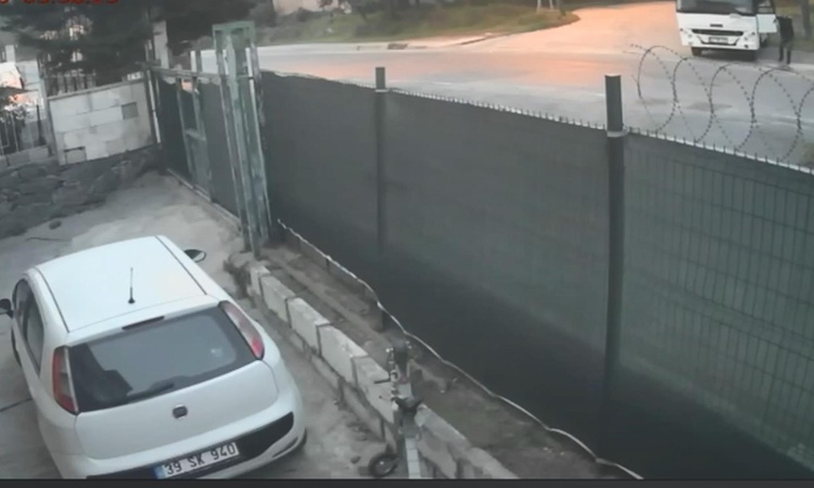 Arnavutköy'de freni tutmayan servis midibüsü bahçeye girip otomobil ve römorka çarptı - Son Dakika Bilgileri