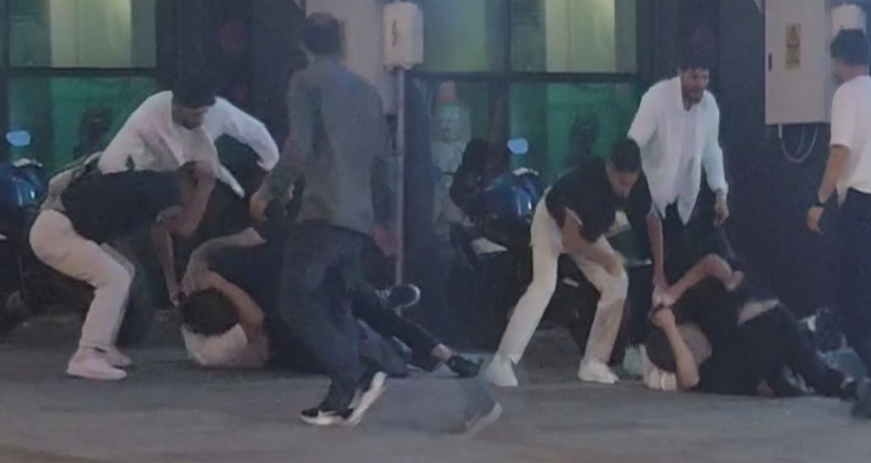 Young people's fight in Arnavutköy: Kicks and punches flew in the air! - Last Minute