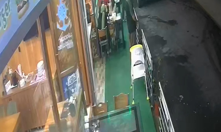 Artvin Hopa'da restoran sahibi, boğazına yemek kaçan müşteriyi Heimlich ile kurtardı: Gelişmeler Takip Ediliyo