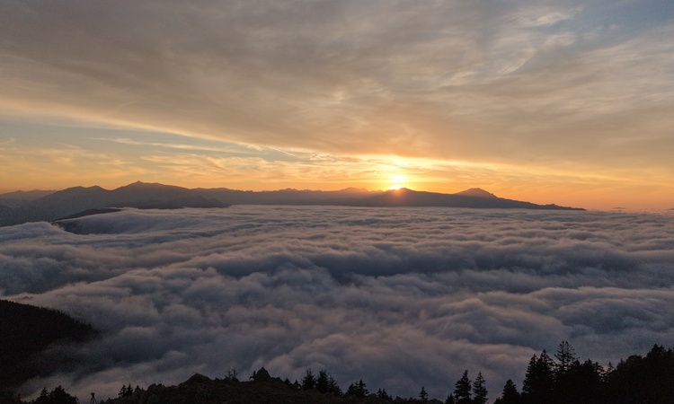 Artvin'de Saçinka Dağı zirvesinde bulutlar ve gün batımı timelapse ile görüntülendi