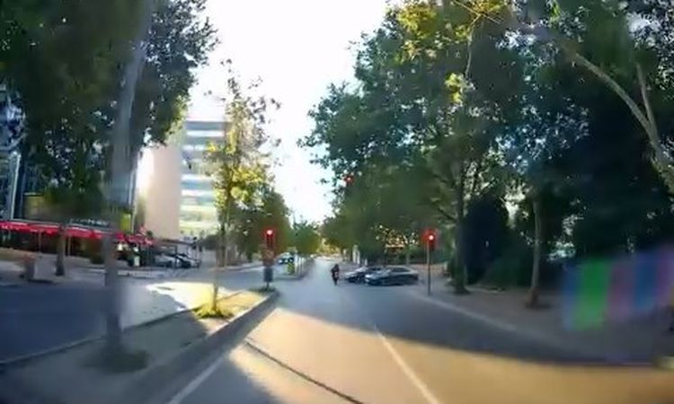The accident in which a car hit a motorcycle after passing a red light in Ataşehir was caught on camera - News