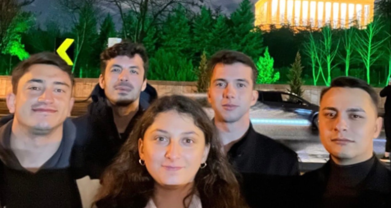Kritik Açıklama: Atatürkçü teğmenlerden ihraçlarının birinci yılında Anıtkabir'de hatıra fotoğrafı - Haberleri