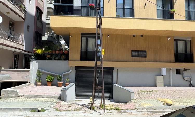 Avcılar'da 4 katlı binanın garajı, elektrik direği yüzünden depo olarak kullanılıyor | İşte Tüm Ayrıntılar