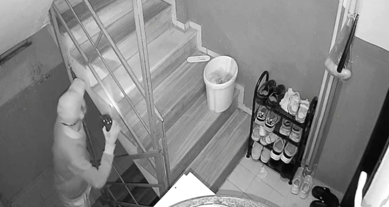 Gündemden Son Bilgiler: Avcılar'da cep telefonu ışığıyla spor ayakkabı hırsızlığı kamerada - En Son Haber - So