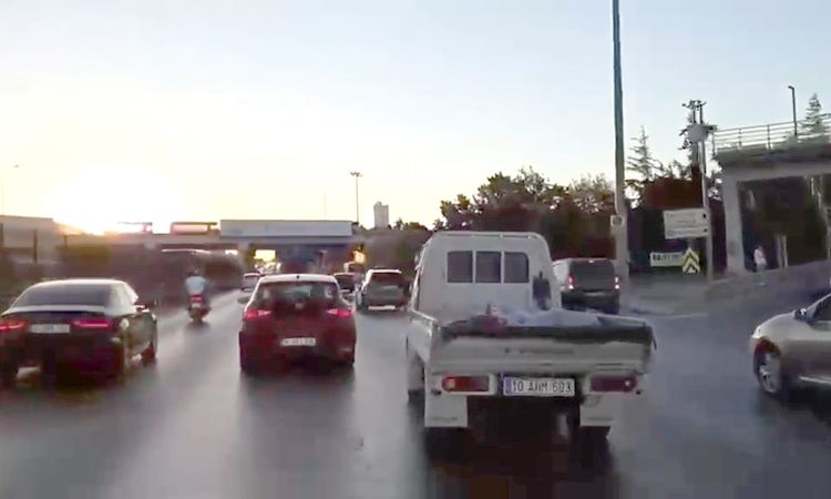Two pickup trucks competed in the Avcılar D-100 by crossing; 277 thousand 662 lira fine - Last Minute