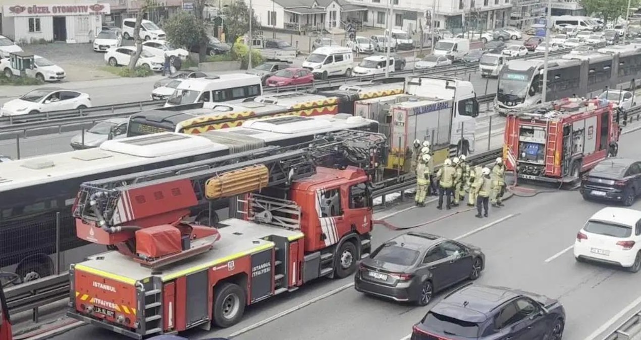Kritik Açıklama: Avcılar'da metrobüste çıkan yangın söndürüldü - Son Dakika - Son Dakika Bilgileri