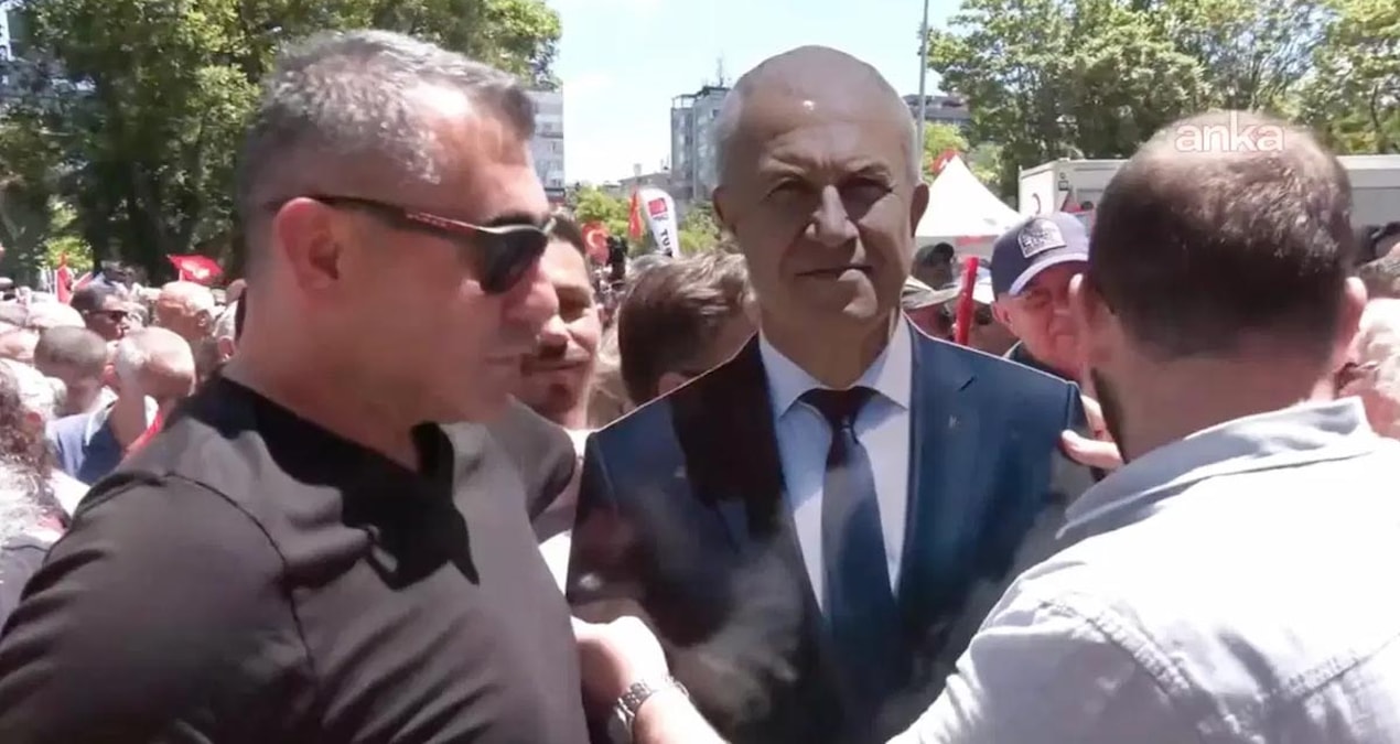 Kritik Açıklama: Ayağı kırılan Belediye Başkanının yerine maketi bayramlaşmaya geldi - Son Dakika Haberleri ve