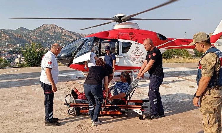 Sıcak Gündem: Ayağı kırılan kadın helikopterle hastaneye kaldırıldı - Son Dakika Haberleri - Son Dakika Bilgil