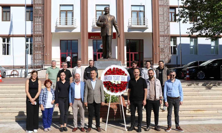 Aydın'da AYTO 12. Meslek Komitesi Sigorta Haftası için Valilik önünde çelenk sundu: Gelişmeler Takip Ediliyor