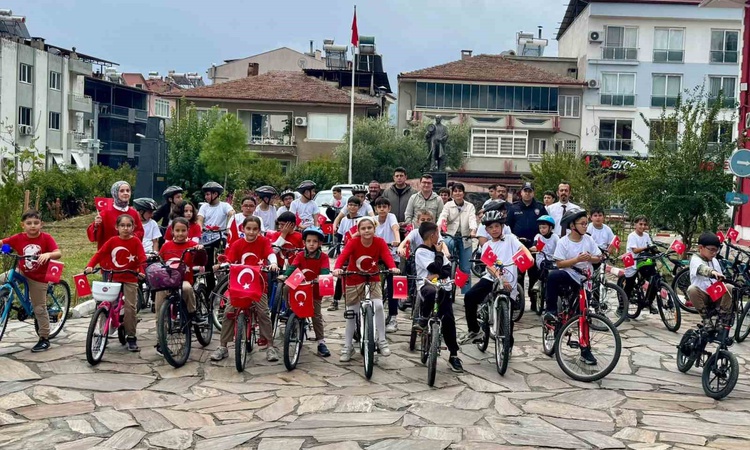 Aydın Bozdoğan'da 29 Ekim bisiklet kortejinde öğrenciler pedal çevirdi - Son Dakika Bilgileri