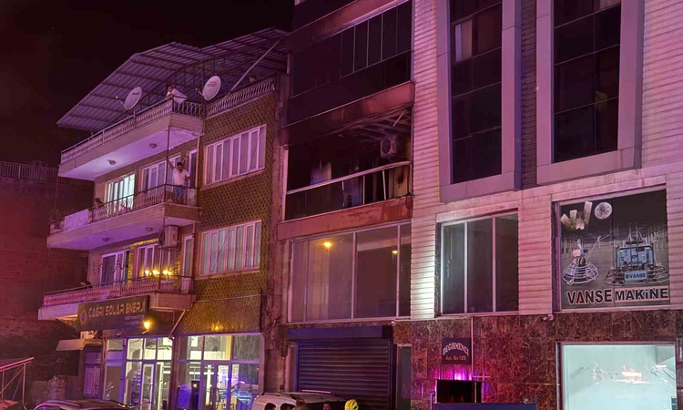 Aydın Efeler'de apartman yangınında dumandan etkilenen 5 kişi hastaneye kaldırıldı. ve Merak Edilenler