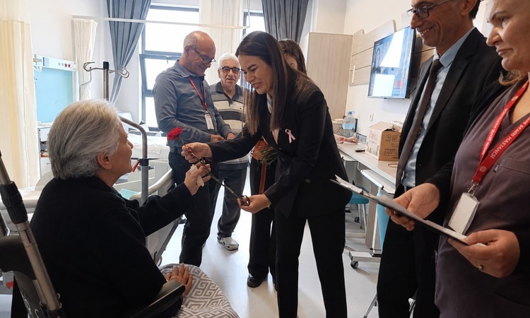 Aydın Şehir Hastanesi'nde hasta hakları için stant kuruldu, hastalara karanfil verildi