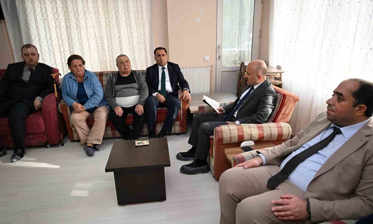 Aydın Valisi Dr. Osman Varol, görme engellilerle 'Son Ada' okudu
