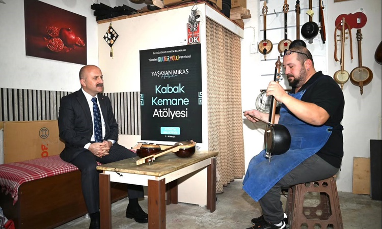 Aydın Valisi Varol, kabak kemane zanaatkarı Tuncer'i iş yerinde ziyaret etti