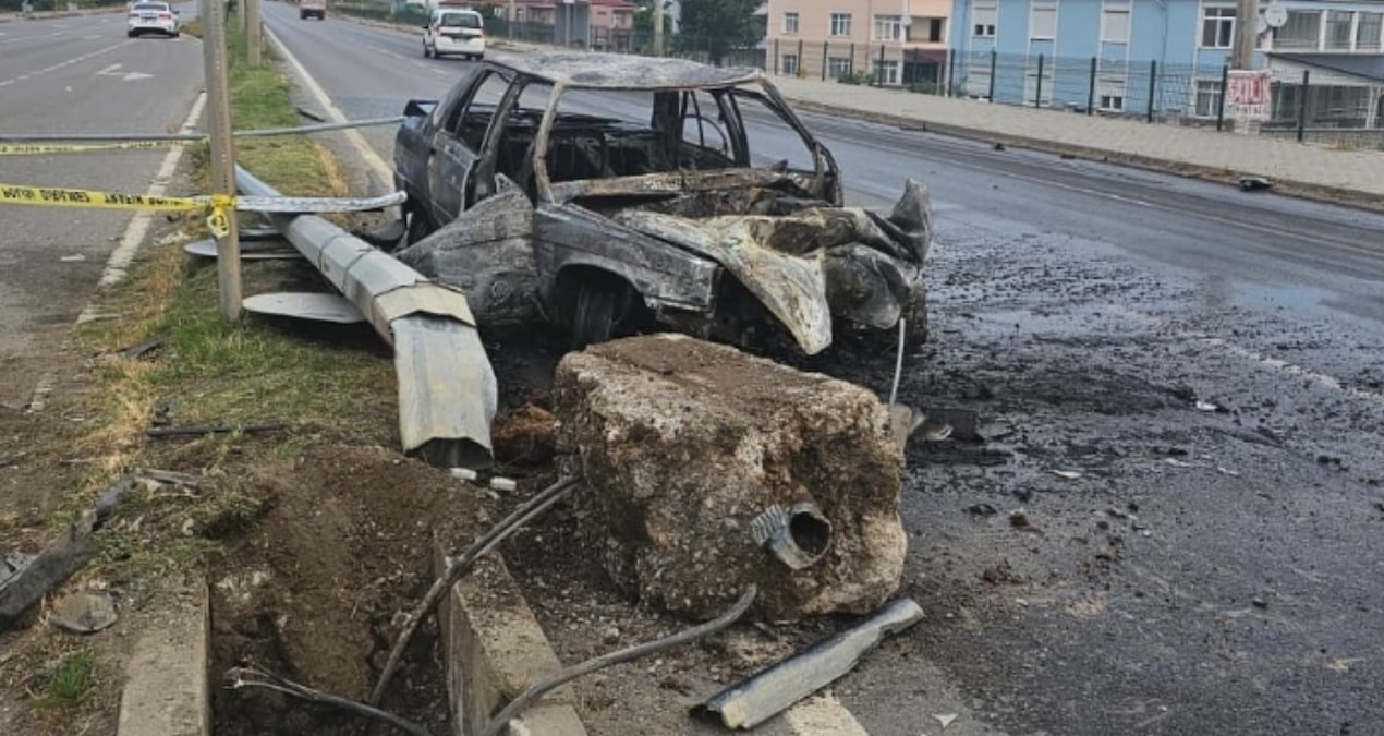Ayrıntılar Netleşti: Aydınlatma direğine çarpan otomobilde can verdi - En Son Haber